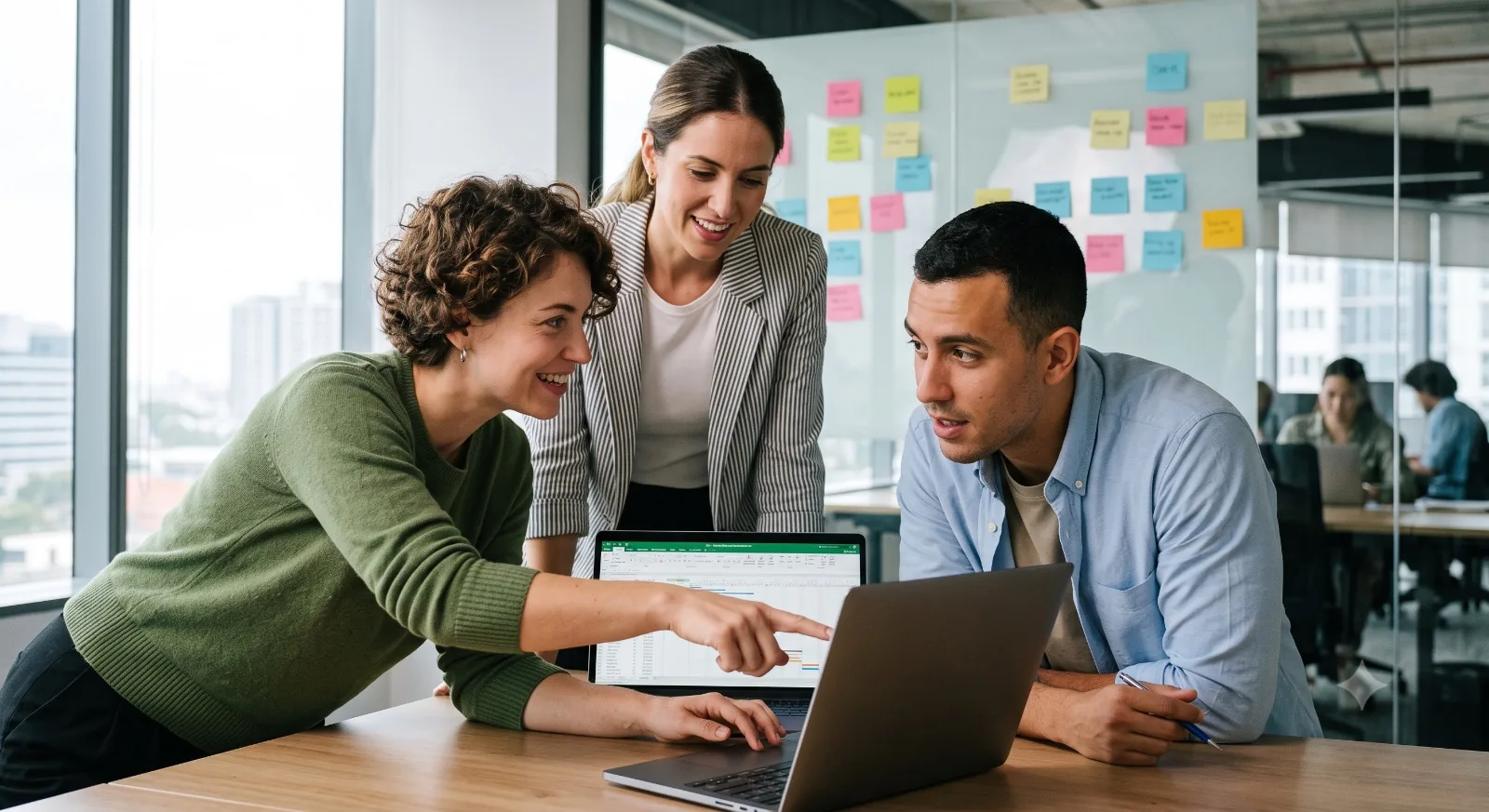 Team im Gespräch, gemeinsame Arbeit am Laptop